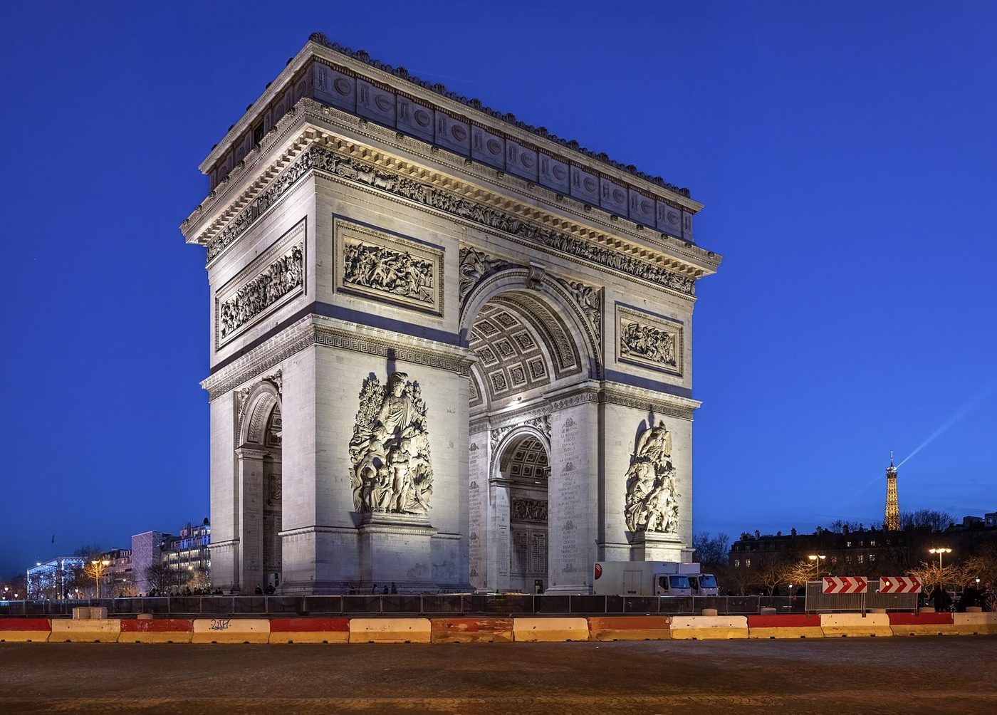 L'Arc de Triomphe de l'Étoile éclairé à la tombée de la nuit