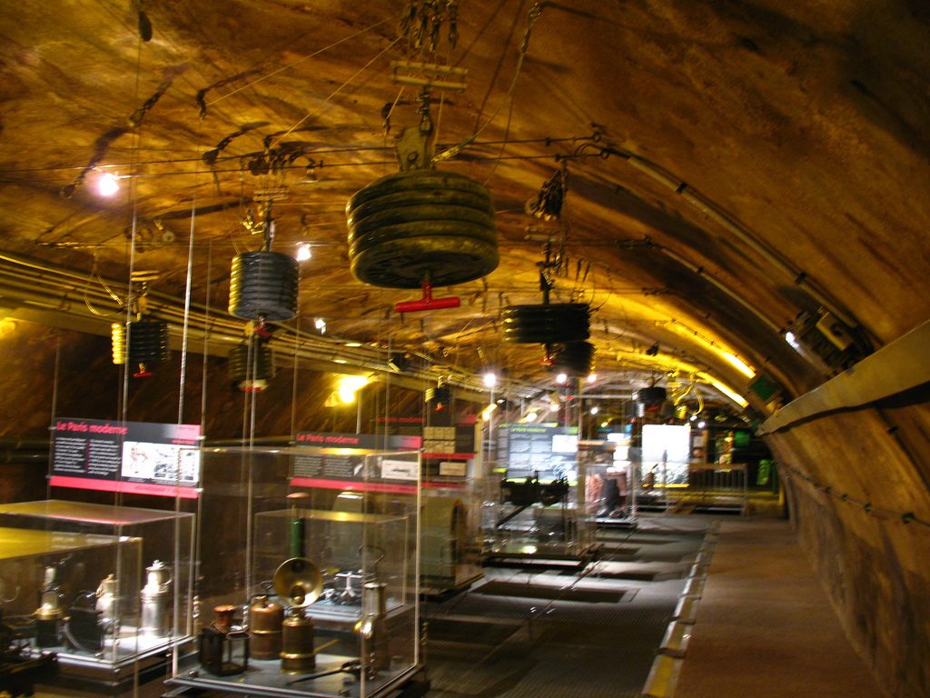 Galerie voûtée des égouts de Paris avec son canal d'eaux usées