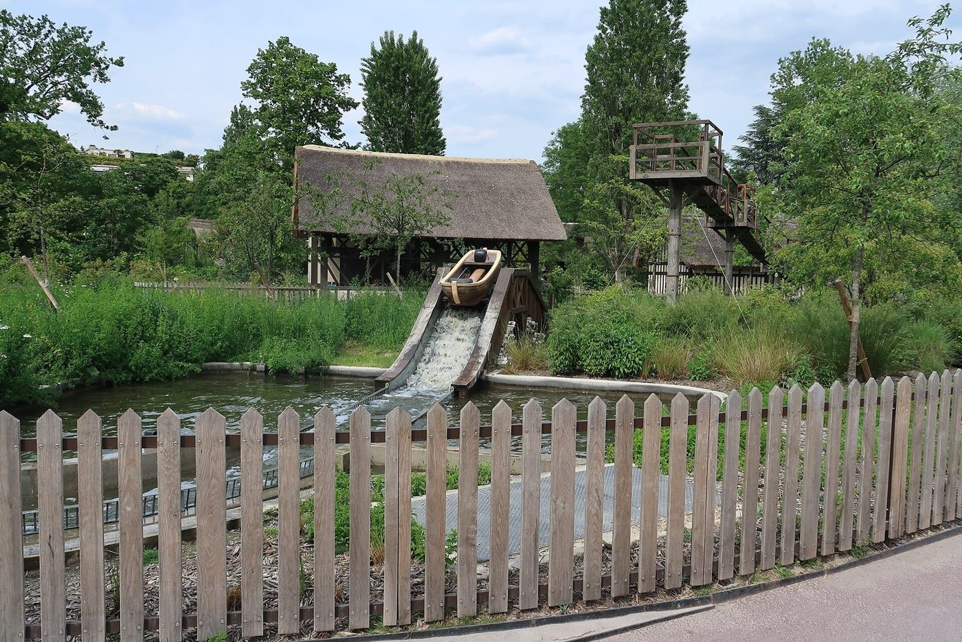 La rivière enchantée et un chalet au Jardin d'Acclimatation