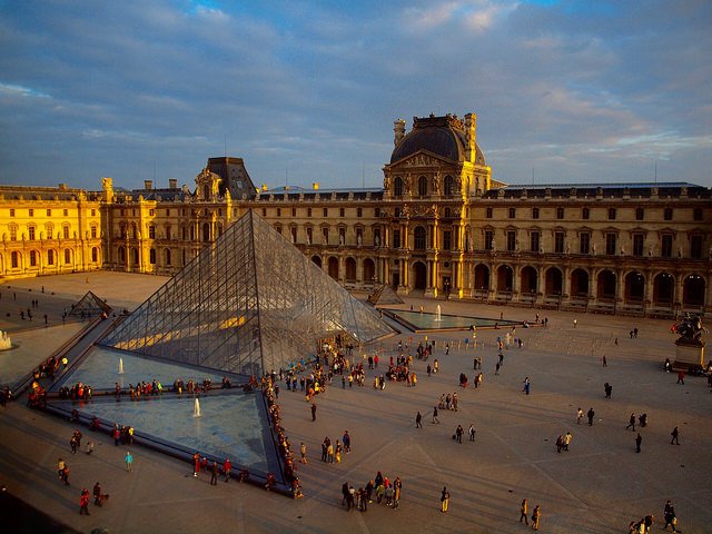 Salle d'exposition d'un grand musée parisien
