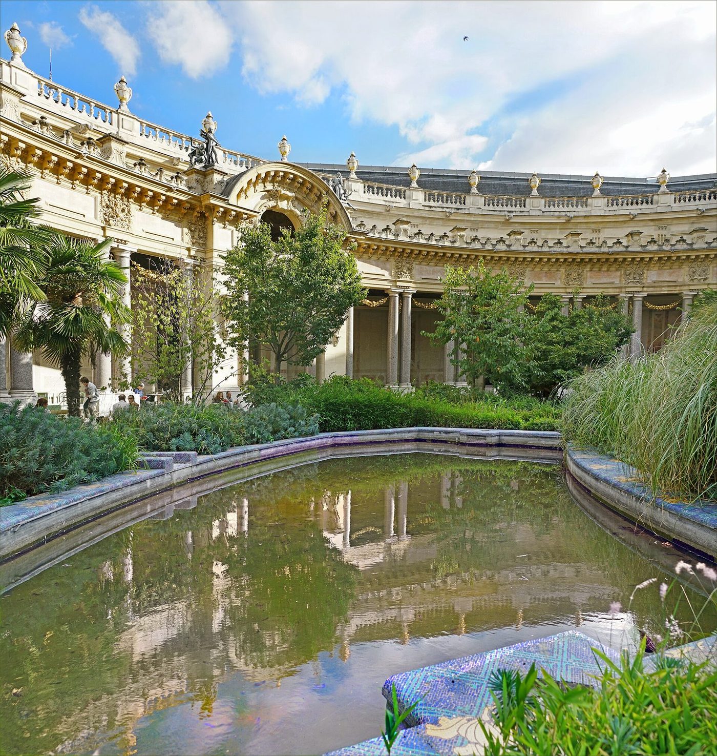 Le jardin intérieur du Petit Palais, entouré de sa galerie à colonnes