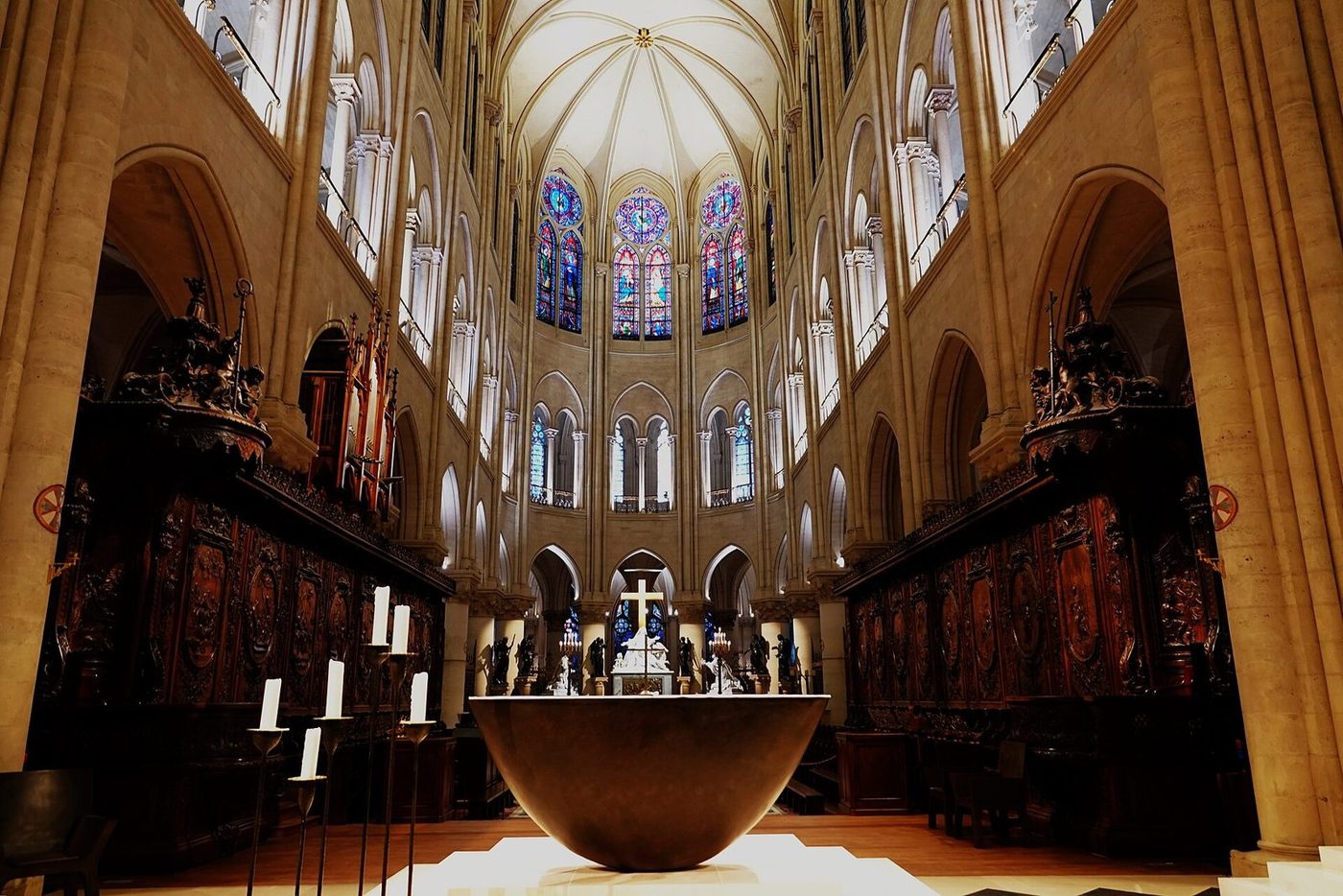 Le chœur restauré de Notre-Dame de Paris et ses voûtes claires