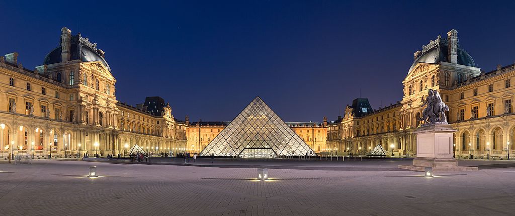La pyramide de verre du Louvre dans la cour Napoléon