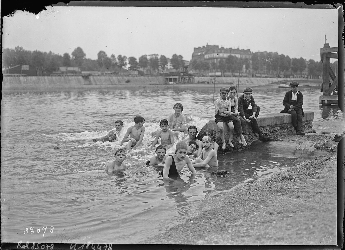 Photographie d'archives de juillet 1923 : des Parisiens se baignent dans la Seine par temps de canicule