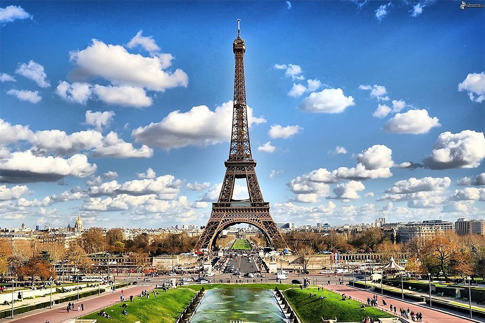 La tour Eiffel vue depuis le Champ-de-Mars