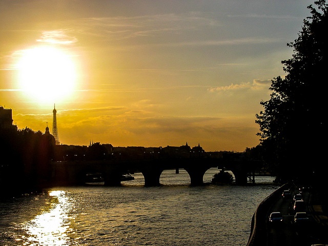 Visiteurs dans un musée parisien à l'entrée gratuite
