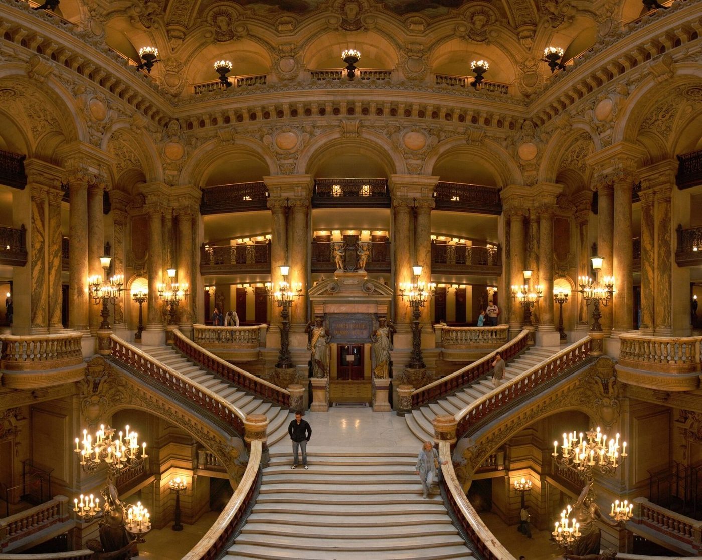Le Grand Escalier de marbre de l'opéra Garnier et ses balcons