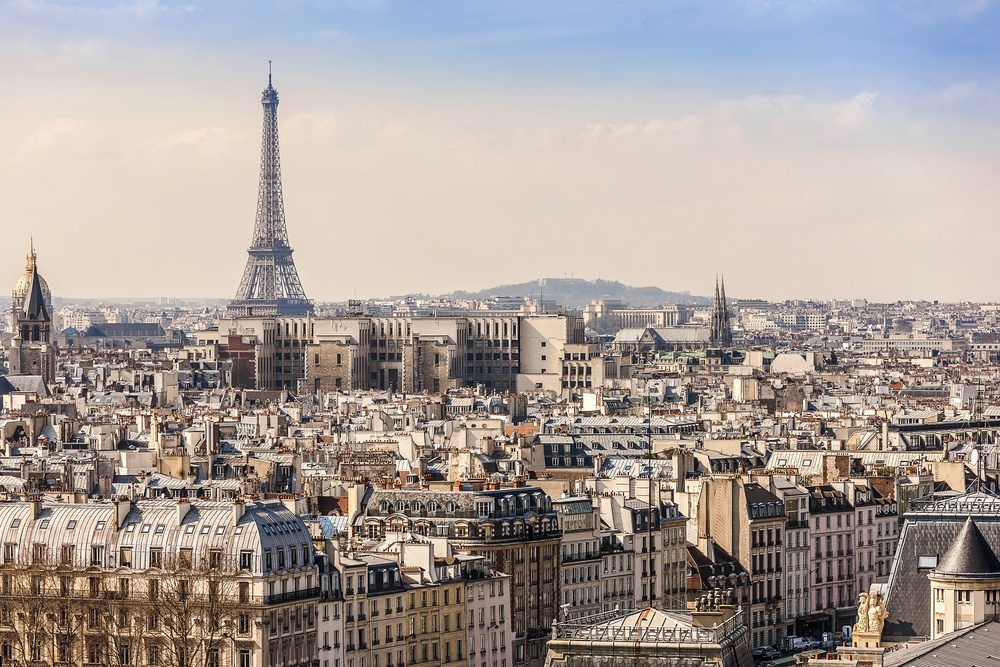 Vue sur les toits de Paris et la tour Eiffel